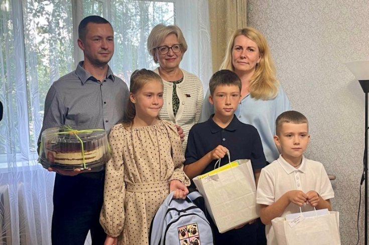 Член Совета Республики Ирина Левкович приняла участие в республиканской акции «Соберем детей в школу» в поддержку многодетных семей