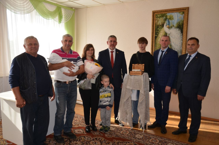 Александр Новиков в рамках акции «Трэці — бацькаў» вручил «Бацькаву кашулю» семье из Старой Белицы