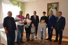 Александр Новиков в рамках акции «Трэці — бацькаў» вручил «Бацькаву кашулю» семье из Старой Белицы