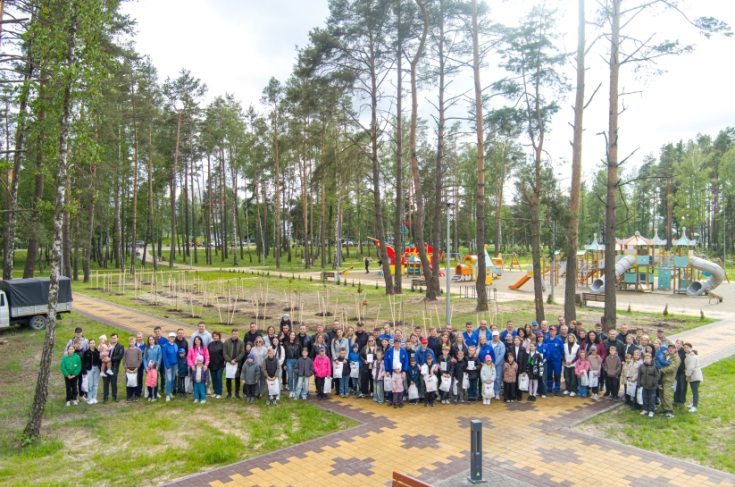 Член Совета Республики Э.Гаврилкович принял участие в акции по посадке деревьев «Аллея семьи»