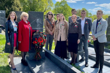 Т.Шатликова возложила цветы к могиле ветерана Великой Отечественной войны