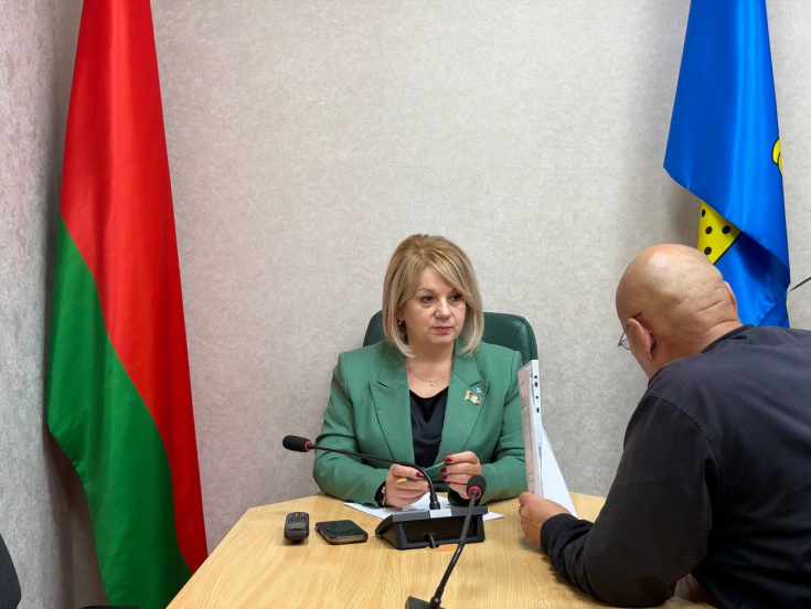 Людмила Сапего провела личный прием граждан и прямую телефонную линию