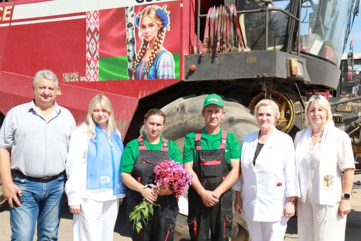 Передовики уборочной Несвижского района принимали поздравления от Елены Журавлевой