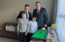 «Чужих детей не бывает!» С.Алейник и А.Лукьянов приняли участие в республиканской акции «Соберем портфель вместе»