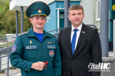 Член Совета Республики Д.Захарчук вручил новоселам ключи от квартир 
