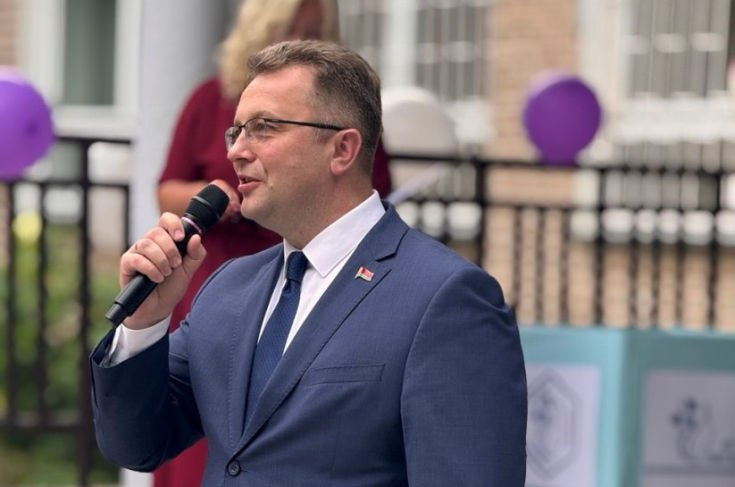 Член Совета Республики И.Икан поздравил учеников и учителей специальной школы № 11 г. Минска с началом учебного года