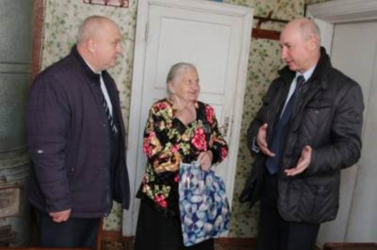 Член Совета Республики В.Матвеев встретился с бывшей узницей концлагеря