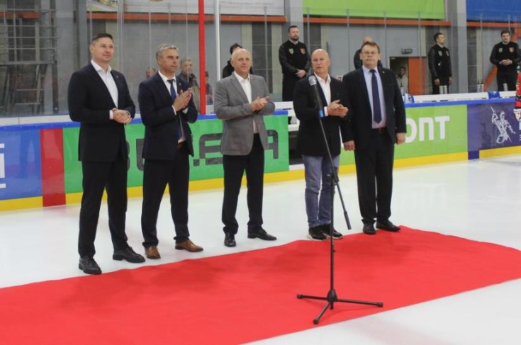 Член Совета Республики А.Жамойда принял участие в открытии игрового сезона лидской команды по хоккею с шайбой