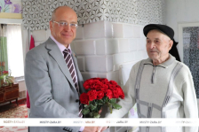 Валентин Байко в рамках акции «Совет Республики с благодарностью ветеранам» посетил ветерана Великой Отечественной войны Николая Бобко