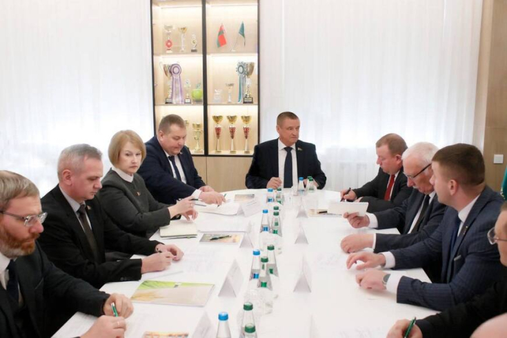 В агрогородке Тихиничи Рогачевского района прошло выездное заседание Постоянной комиссии Совета Республики по региональной политике и местному самоуправлению