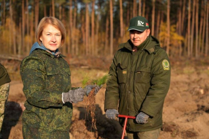 Член Совета Республики Е.Зенкевич приняла участие в республиканской акции «Дай лесу новае жыцце!»