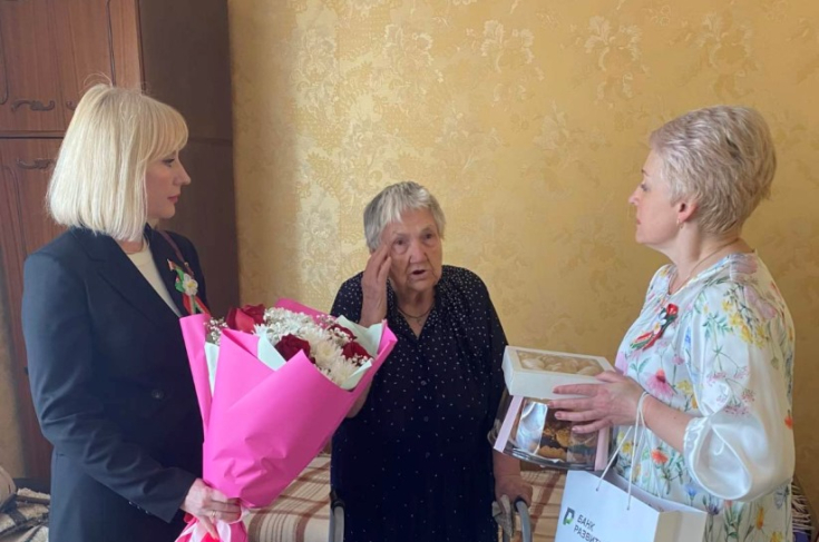 Е.Стальбовская поздравила с 80-летием Великой Победы ветерана трудового фронта