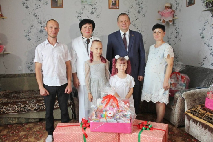 Алла Смоляк вручила подарки многодетной семье из Добруша