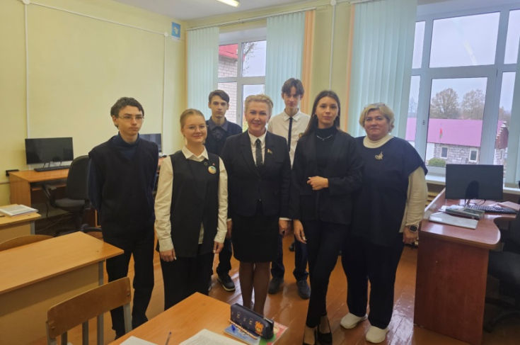 Н.Глинская встретилась с коллективом Дорской средней школы Воложинского района