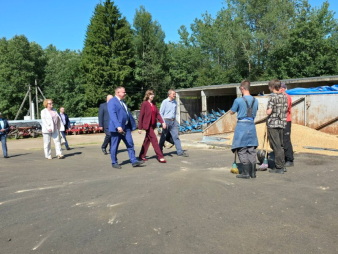 Наталья Кочанова вместе с членами Президиума Совета Республики посетила зерносушильный комплекс в агрогородке Клястицы