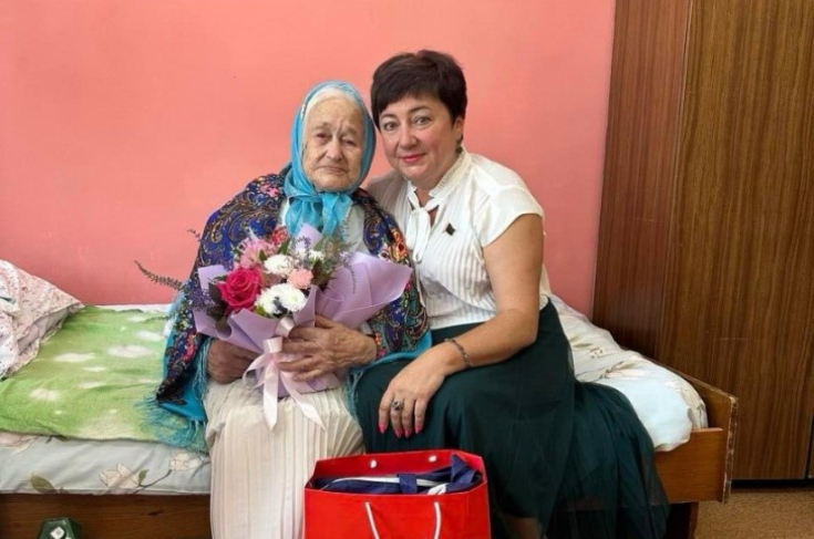 Член Совета Республики А.Смоляк поздравила со 100-летним юбилеем постоялицу Бывальковской больницы сестринского ухода в Лоевском районе