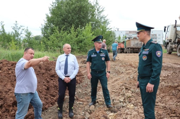 Член Совета Республики С.Мелешкин посетил поселок Верховье, где в минувшие выходные произошло обрушение участка земли