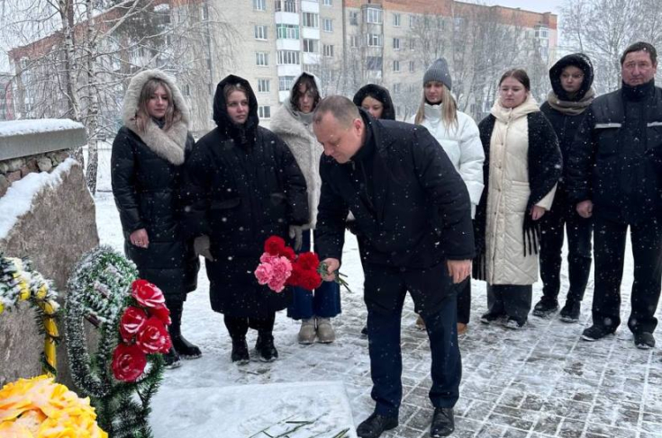 «Сердца белорусов будут всегда хранить память о соотечественниках, которые стали непреклонной преградой международному терроризму». Член Совета Республики Э.Гаврилкович принял участие в церемонии возложения цветов и венков к памятнику погибшим воинам-интернационалистам в г. Микашевичи