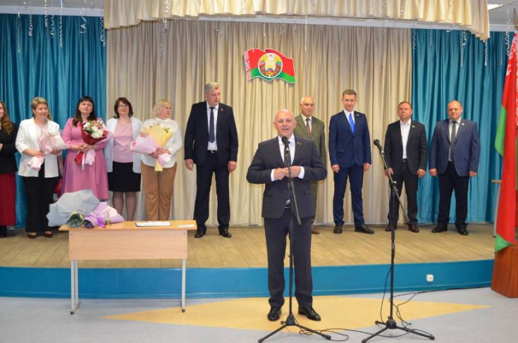 Член Совета Республики А.Жамойда принял участие в мероприятиях, посвященных последнему школьному звонку