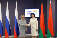 Наталья Кочанова и Валентина Матвиенко на полях XI Форума регионов провели двустороннюю встречу