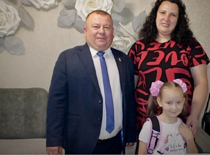 Юрий Васильцов вручил школьный ранец первокласснице из Чечерска