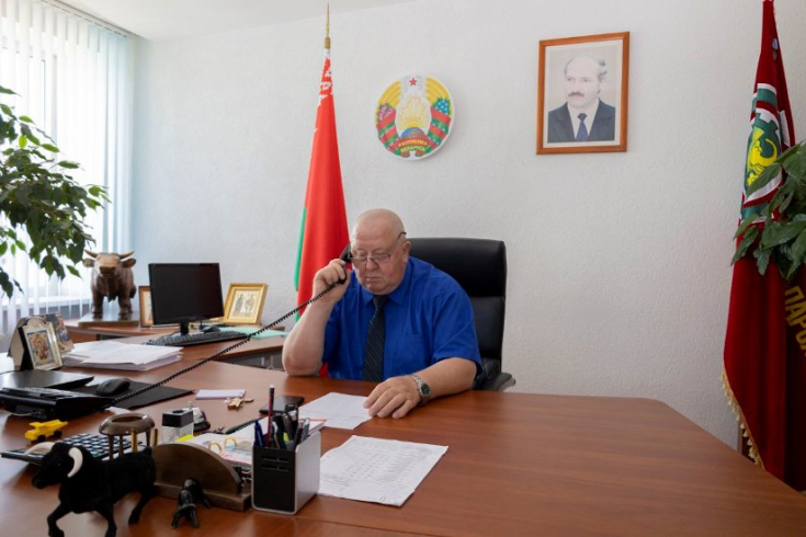 Член Совета Республики В.Хроленко провел прямую телефонную линию