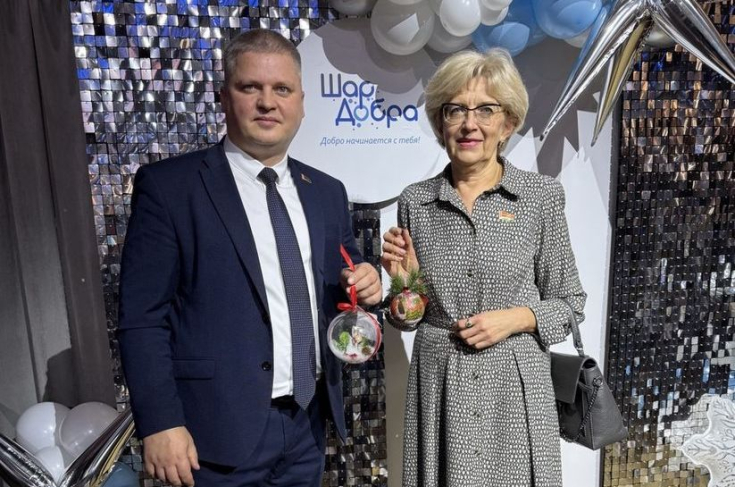 Член Совета Республики Ирина Левкович приняла участие в благотворительном новогоднем марафоне «Шар добра»