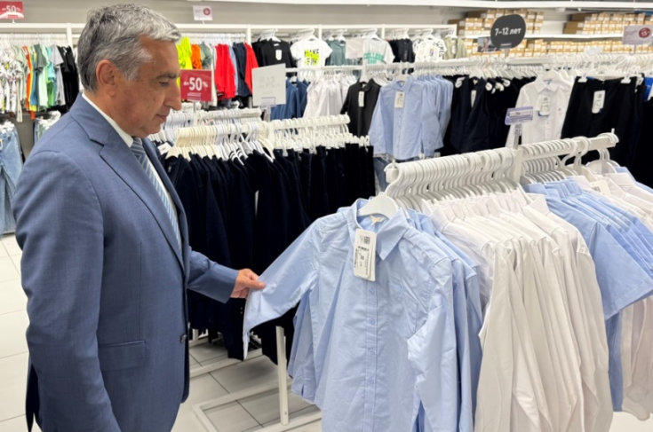 Член Совета Республики Г.Барсамян провел мониторинг наличия школьной одежды и принадлежностей