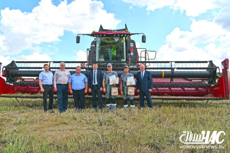 Член Совета Республики Д.Захарчук поздравил первых комбайнеров-тысячников Гродненской области