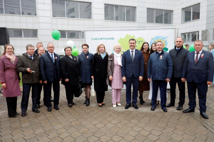 Член Совета Республики В.Ананич передал ключи от шести автобусов сельским школам