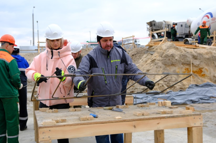 А.Новиков в рамках республиканского субботника принял участие в строительстве детской поликлиники