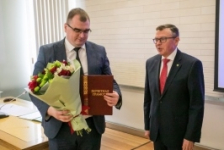 Член Совета Республики А. Ляхов вручил награды нефтяникам