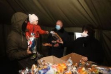 Член Президиума Совета Республики В.Лискович посетил ТЛЦ «Брузги» и поздравил беженцев с новогодними праздниками