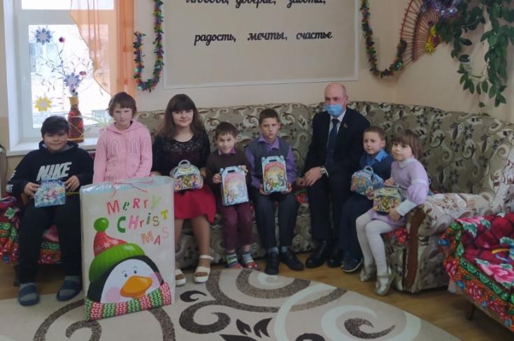 Член Совета Республики В.Матвеев принял участие в новогодней благотворительной акции «Наши дети»