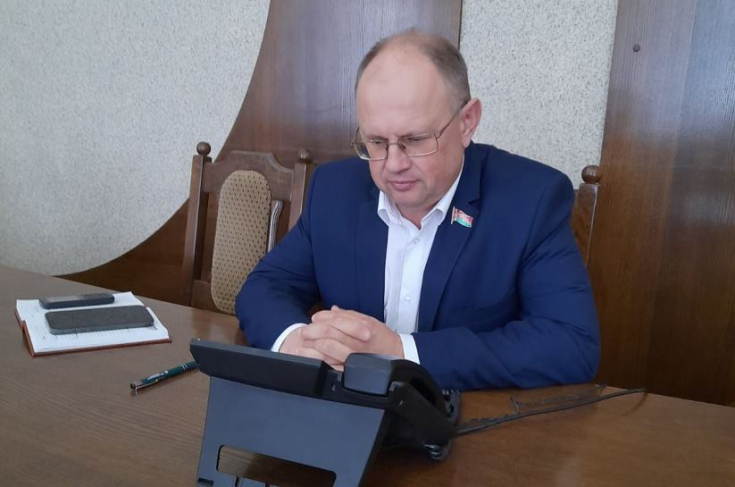 Член Совета Республики О.Слинько провел прямую телефонную линию