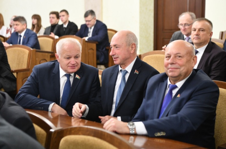 Члены Совета Республики Ю.Деркач и В.Матвеев приняли участие в 56-й сессии Витебского областного Совета депутатов 28-го созыва.