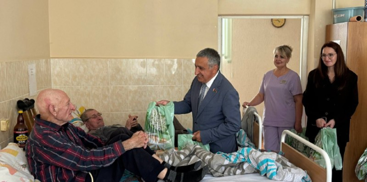 Тепло и забота: в Колодищанской больнице сестринского ухода Гарик Барсамян поздравил представителей старшего поколения
