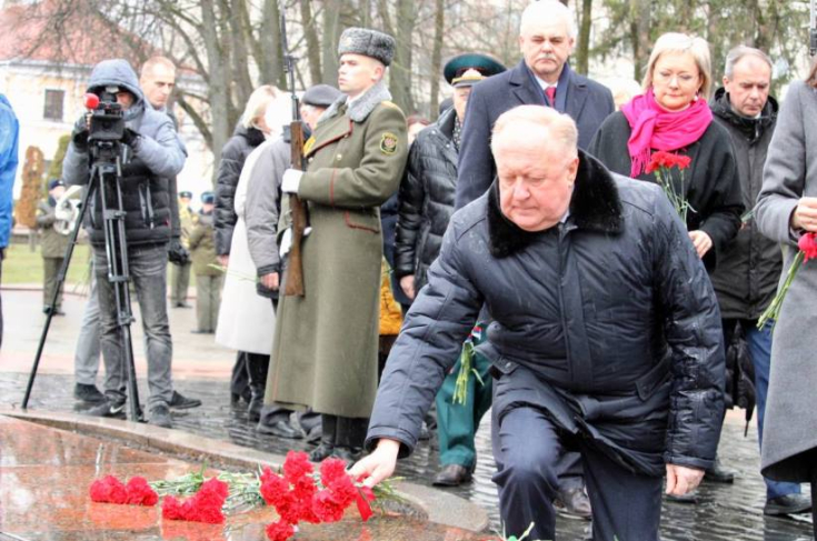 Член Совета Республики В.Лискович принял участие в возложении венков и цветов к братской могиле советским воинам и партизанам, погибшим в годы Великой Отечественной войны