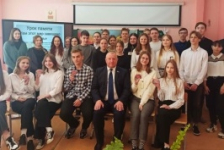 Член Совета Республики О.Дьяченко провел урок Памяти и вручил учащимся членские билеты БРСМ