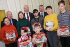 Член Совета Республики В.Матвеев принял участие в республиканской благотворительной акции «Наши дети»