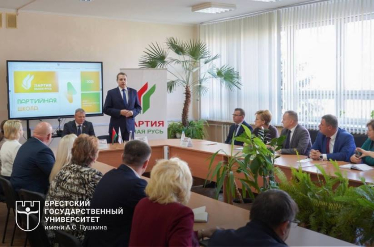 Член Совета Республики О.Романов принял участие в проекте «Партийная школа»