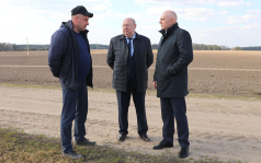 Член Совета Республики Андрея Жамойда ознакомился с ходом посевной кампании в Дятловском районе