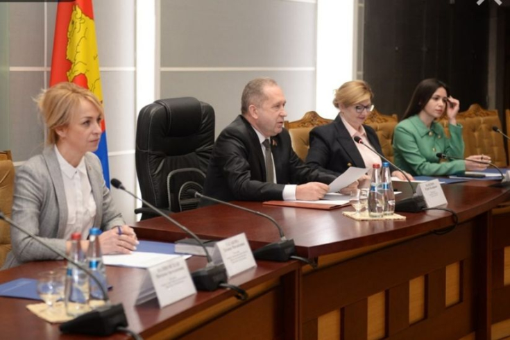 Член Совета Республики Ю.Наркевич провел заседание Молодежного парламента