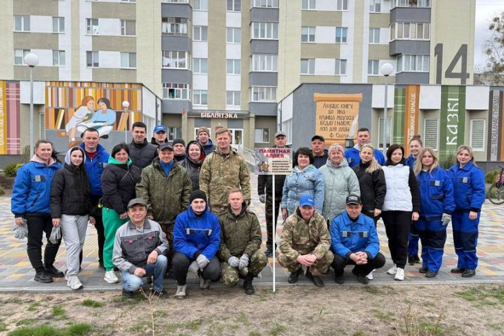 Член Совета Республики Э.Гаврилкович принял участие в высадке деревьев на памятной аллее