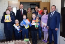Член Совета Республики А.Кушнаренко посетил многодетную семью