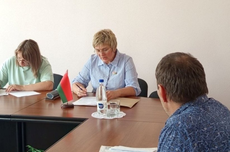 «Наша задача — выявить болевые точки и принять меры для их устранения». Член Совета Республики Е.Фурс провела прямую линию и прием граждан