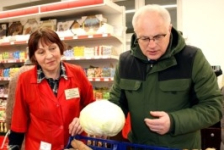 Член Совета Республики Ю.Деркач провел мониторинг цен в одном из магазинов Витебска