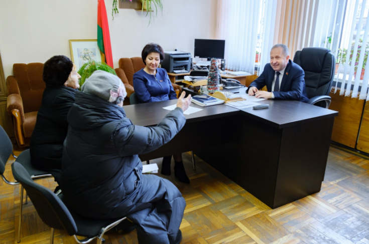 Член Совета Республики Ю.Наркевич
провел выездной личный прием граждан и прямую телефонную линию

