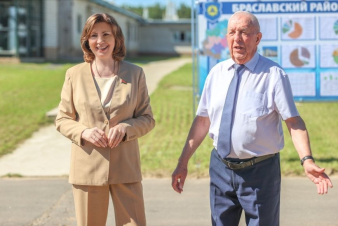 «Дайте экономику, а остальное мы сделаем»: Наталья Кочанова посетила СПК «Маяк Браславский»