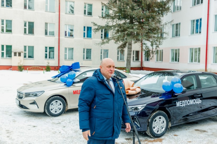 Член Совета Республики Д.Демидов торжественно передал больнице ключи от новых автомобилей